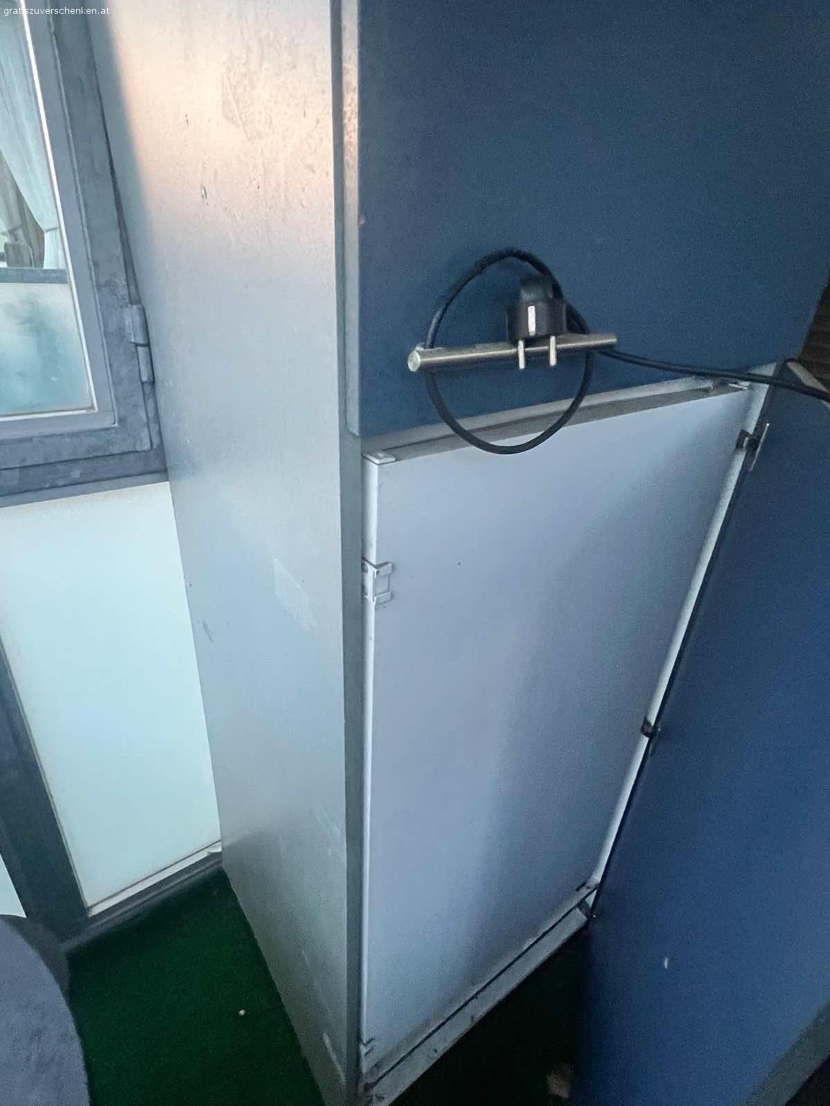 Kühlschrank. Kühlschrank zu verschenken, stand seit 2 Jahren auf der Terrasse.