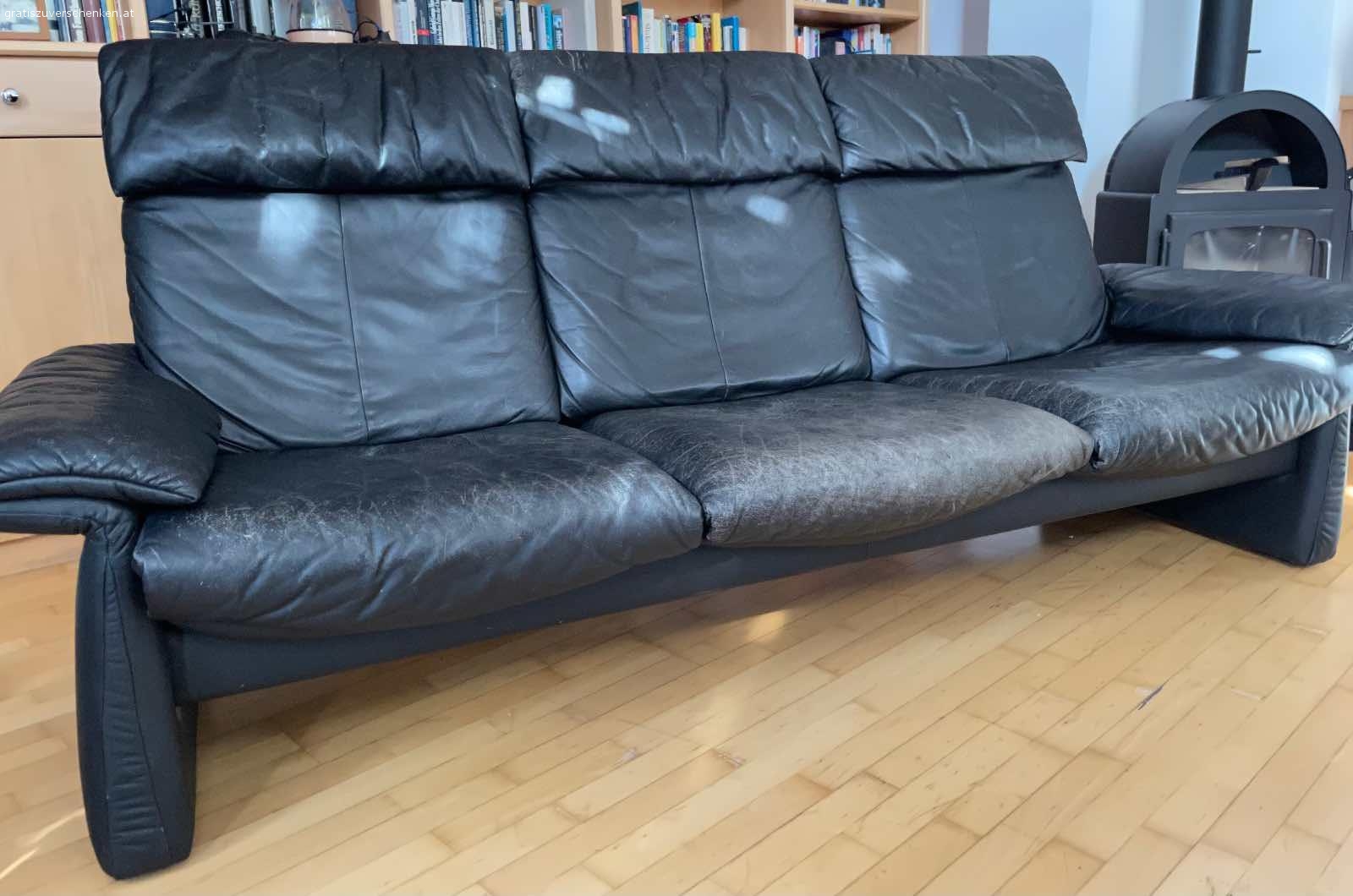 Leder 3-er Sofa Erpo, schwarz. Erpo Ledersofa, 3 individuell verstellbare Sitze mit Relax-Funktion, Rückenlehne verstellbar, Leder mit Abnutzungsspuren und Kratzern aber intakt und voll funktionstüchtig; Sitzhöhe 43cm; Sitztiefe 55cm; Gesamtmaße: BxTxH 224x90x100
