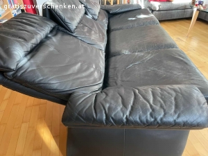 Leder 3-er Sofa Erpo, schwarz. Erpo Ledersofa, 3 individuell verstellbare Sitze mit Relax-Funktion, Rückenlehne verstellbar, Leder mit Abnutzungsspuren und Kratzern aber intakt und voll funktionstüchtig; Sitzhöhe 43cm; Sitztiefe 55cm; Gesamtmaße: BxTxH 224x90x100