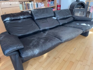 Leder 3-er Sofa Erpo, schwarz. Erpo Ledersofa, 3 individuell verstellbare Sitze mit Relax-Funktion, Rückenlehne verstellbar, Leder mit Abnutzungsspuren und Kratzern aber intakt und voll funktionstüchtig; Sitzhöhe 43cm; Sitztiefe 55cm; Gesamtmaße: BxTxH 224x90x100