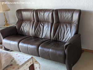Ledercouch 2 und 3 Sitzer. Abzugeben ist eine gut erhaltene Couchgarnitur. Bei dem 2 Sitzer können Kopf- und Fußteile geklappt werden.
Abholung nach Absprache.