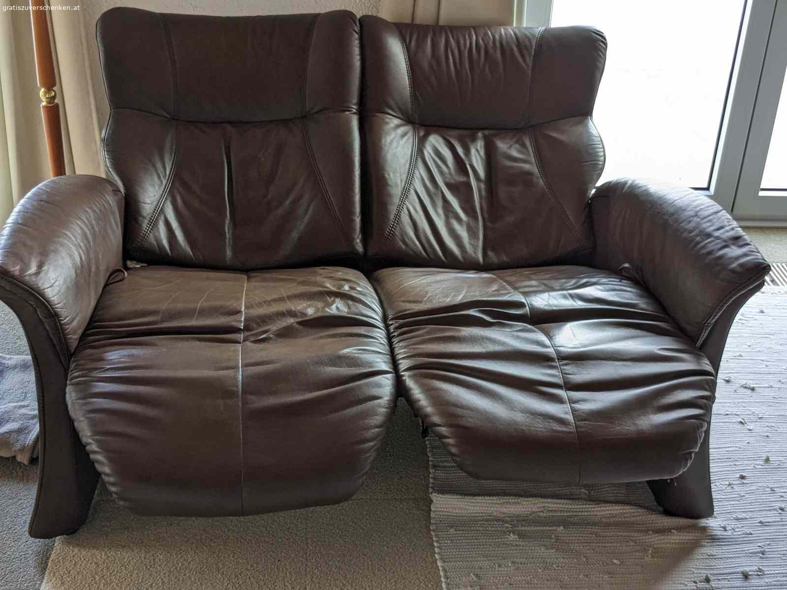 Ledercouch 2 und 3 Sitzer. Abzugeben ist eine gut erhaltene Couchgarnitur. Bei dem 2 Sitzer können Kopf- und Fußteile geklappt werden.
Abholung nach Absprache.
