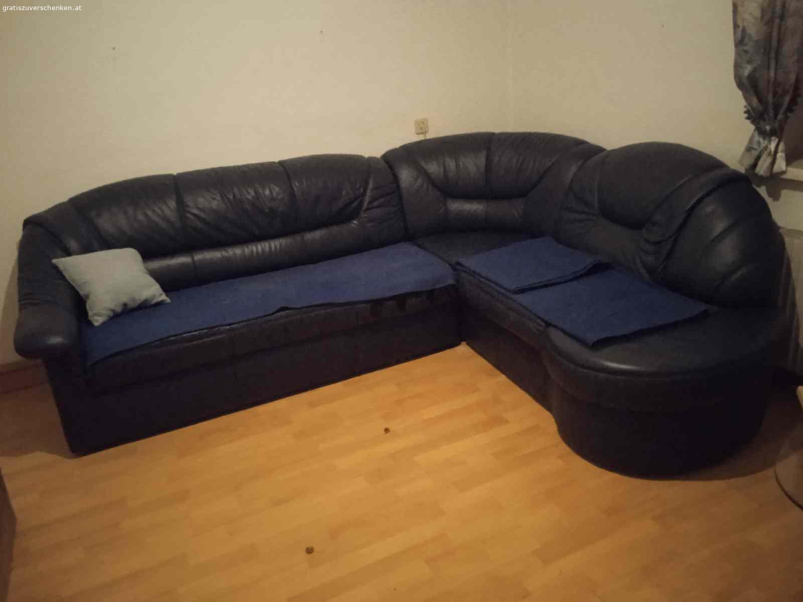 Ledercouch. Ledercouch und Wohnzimmertisch
Zu verschenken