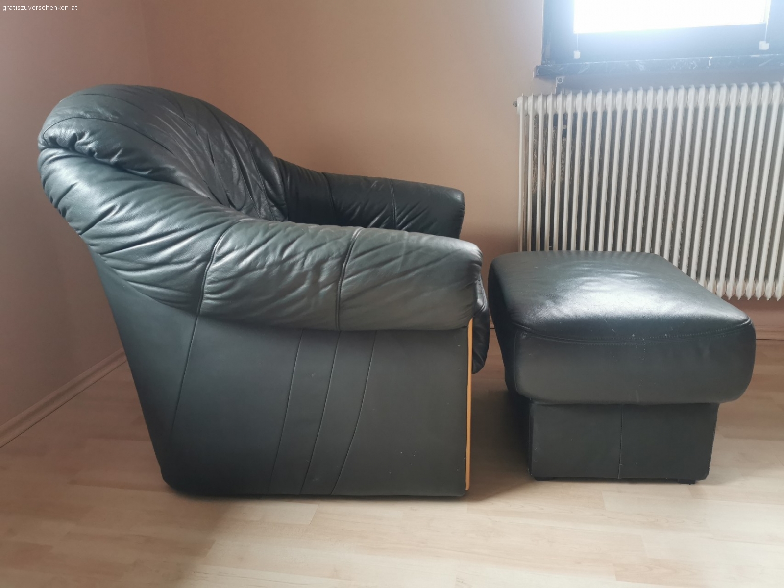 Ledersessel. Gebrauchter Ledersessel und Hocker mit den Maßen: 
Sessel:  87cm lang, 90 cm breit und 87 cm hoch
Hocker: 58 x 47 x 42 hoch