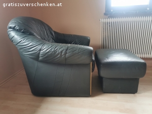 Ledersessel. Gebrauchter Ledersessel und Hocker mit den Maßen: 
Sessel:  87cm lang, 90 cm breit und 87 cm hoch
Hocker: 58 x 47 x 42 hoch