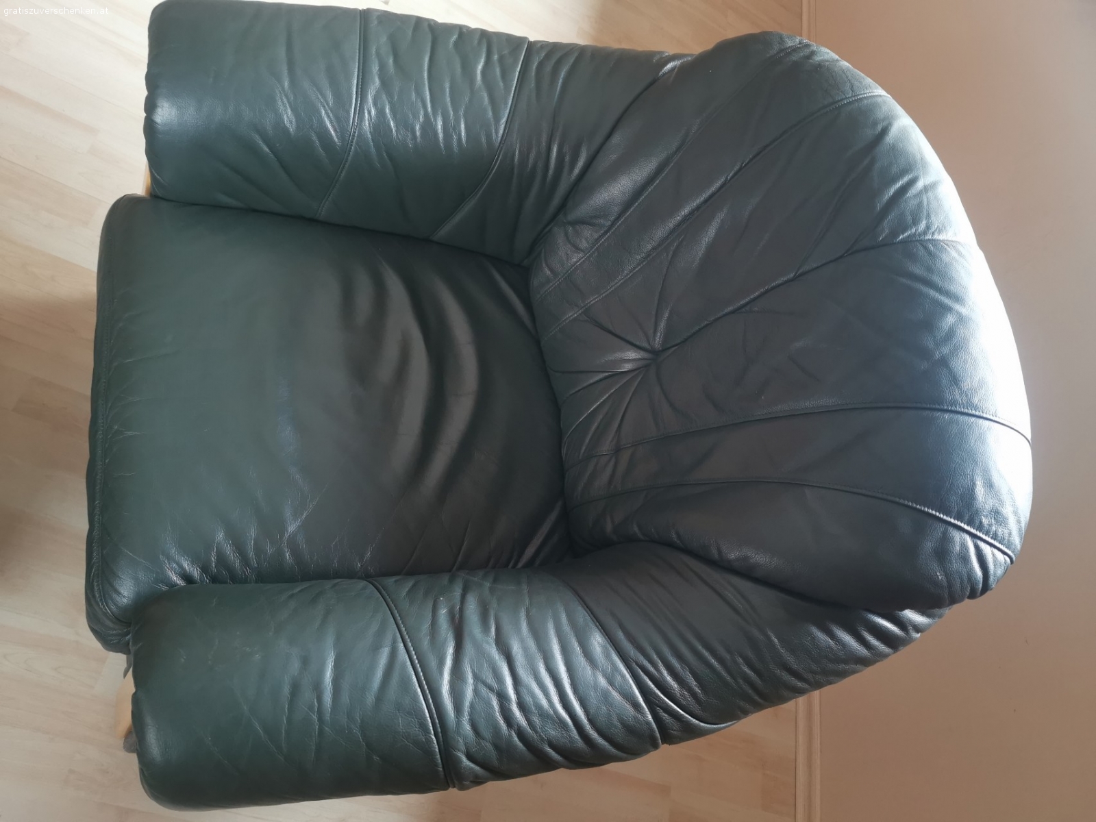 Ledersessel. Gebrauchter Ledersessel und Hocker mit den Maßen: 
Sessel:  87cm lang, 90 cm breit und 87 cm hoch
Hocker: 58 x 47 x 42 hoch