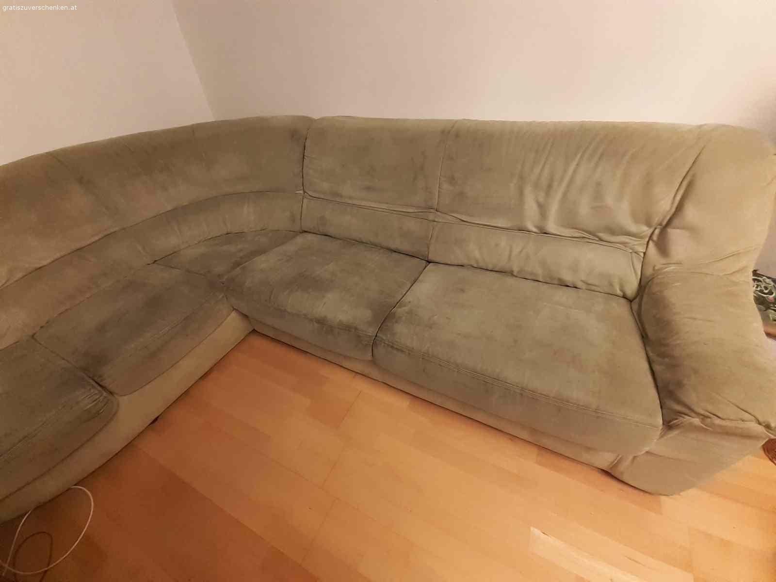 Leicht abholbare, sehr bequeme pastellgrüne Couch. Sehr bequeme Eckcouch / Wohnlandschaft in pastell/ lindgrün.
Das Material ist angenehm warm und resistent.
Es gibt ein paar Flecken, die mit gründlicher Reinigung weggehen müssten, ansonsten kann man die Couch abdecken.

Die Couch kann man in 2 Teile zerlegen. Sie befindet sich im Erdgeschoss mit Parkmöglichkeit, so dass nur ein Tragen von 10 Metern notwendig ist.

Tierfreier Nichtraucherhaushalt.

Abholung ist im 21. Bezirk, Nordrandsiedlung (nahe U1 Station Leopoldau)