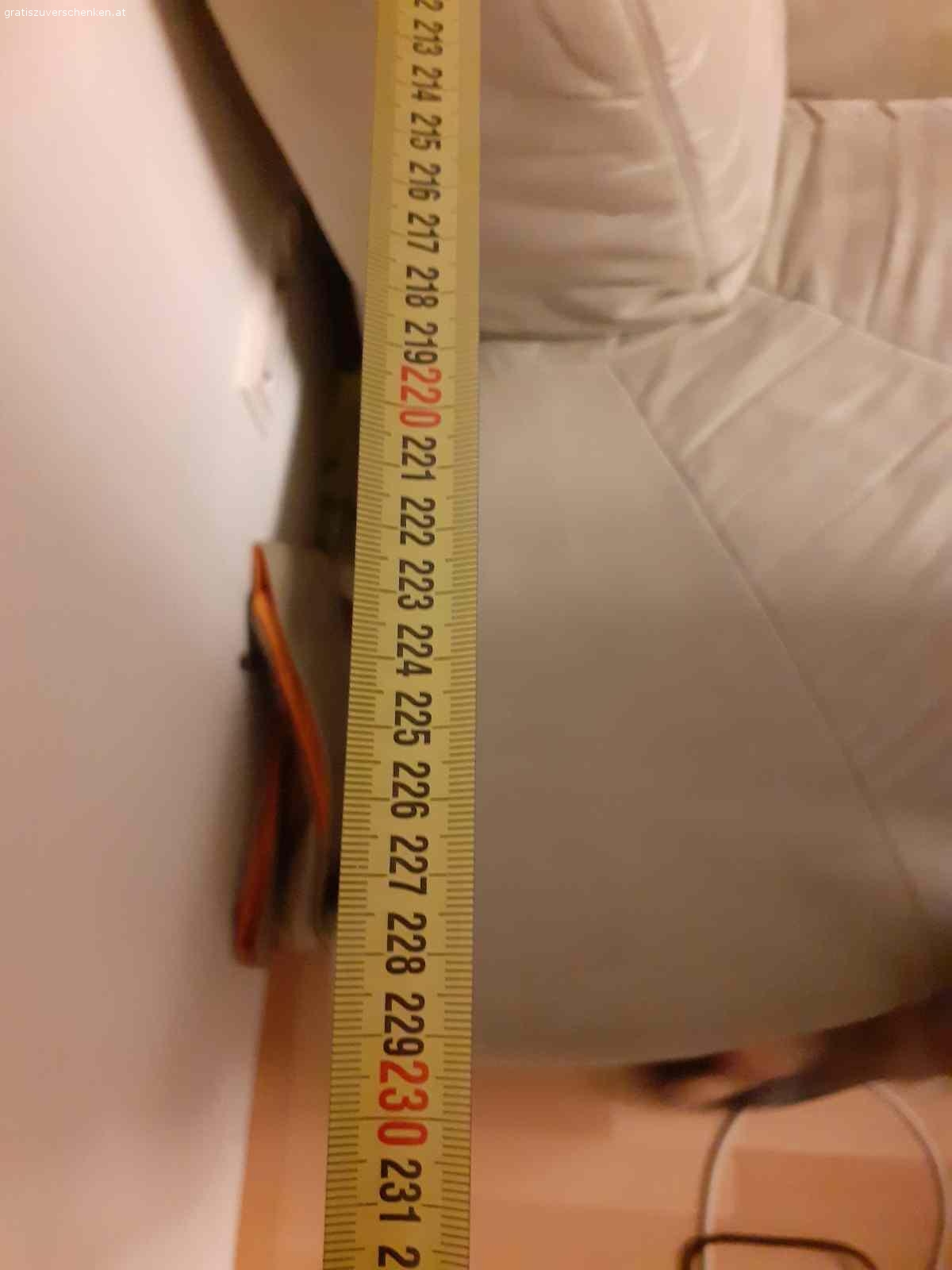 Leicht abholbare, sehr bequeme pastellgrüne Couch. Sehr bequeme Eckcouch / Wohnlandschaft in pastell/ lindgrün.
Das Material ist angenehm warm und resistent.
Es gibt ein paar Flecken, die mit gründlicher Reinigung weggehen müssten, ansonsten kann man die Couch abdecken.

Die Couch kann man in 2 Teile zerlegen. Sie befindet sich im Erdgeschoss mit Parkmöglichkeit, so dass nur ein Tragen von 10 Metern notwendig ist.

Tierfreier Nichtraucherhaushalt.

Abholung ist im 21. Bezirk, Nordrandsiedlung (nahe U1 Station Leopoldau)