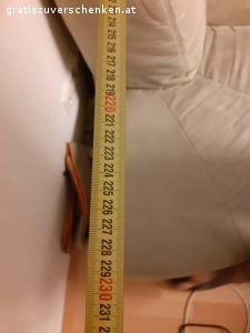 Leicht abholbare, sehr bequeme pastellgrüne Couch. Sehr bequeme Eckcouch / Wohnlandschaft in pastell/ lindgrün.
Das Material ist angenehm warm und resistent.
Es gibt ein paar Flecken, die mit gründlicher Reinigung weggehen müssten, ansonsten kann man die Couch abdecken.

Die Couch kann man in 2 Teile zerlegen. Sie befindet sich im Erdgeschoss mit Parkmöglichkeit, so dass nur ein Tragen von 10 Metern notwendig ist.

Tierfreier Nichtraucherhaushalt.

Abholung ist im 21. Bezirk, Nordrandsiedlung (nahe U1 Station Leopoldau)