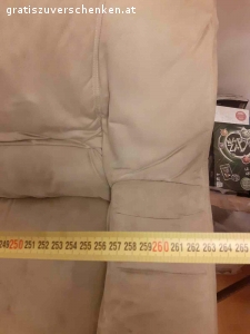 Leicht abholbare, sehr bequeme pastellgrüne Couch. Sehr bequeme Eckcouch / Wohnlandschaft in pastell/ lindgrün.
Das Material ist angenehm warm und resistent.
Es gibt ein paar Flecken, die mit gründlicher Reinigung weggehen müssten, ansonsten kann man die Couch abdecken.

Die Couch kann man in 2 Teile zerlegen. Sie befindet sich im Erdgeschoss mit Parkmöglichkeit, so dass nur ein Tragen von 10 Metern notwendig ist.

Tierfreier Nichtraucherhaushalt.

Abholung ist im 21. Bezirk, Nordrandsiedlung (nahe U1 Station Leopoldau)