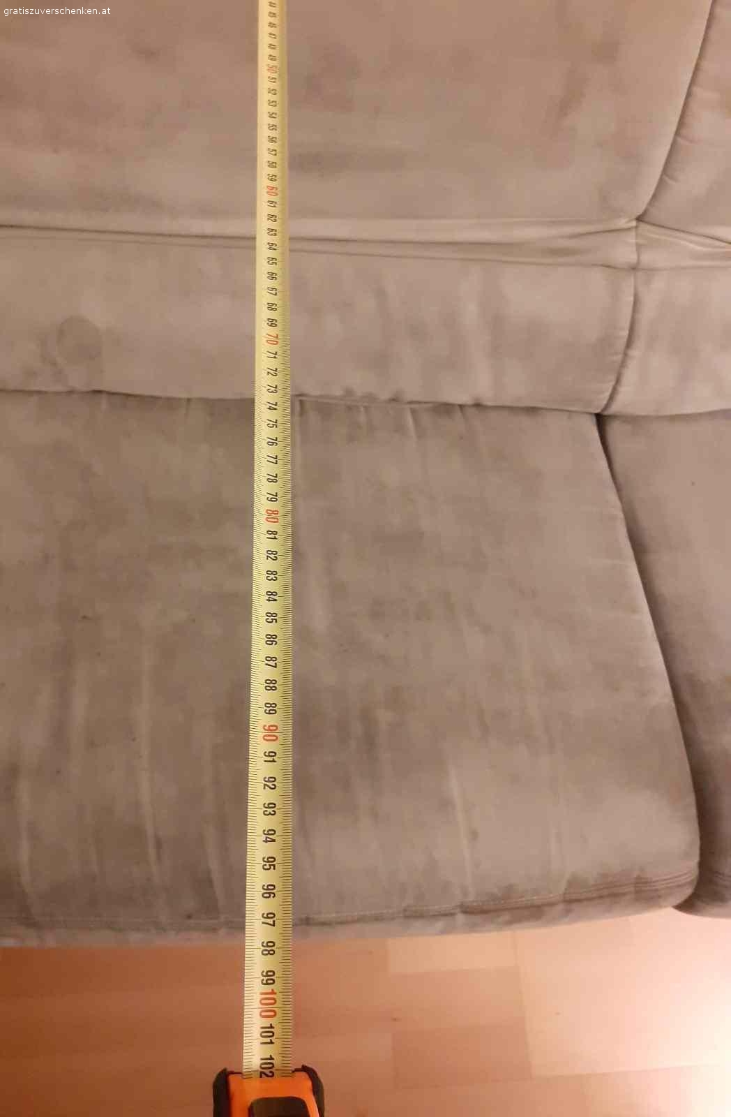 Leicht abholbare, sehr bequeme pastellgrüne Couch. Sehr bequeme Eckcouch / Wohnlandschaft in pastell/ lindgrün.
Das Material ist angenehm warm und resistent.
Es gibt ein paar Flecken, die mit gründlicher Reinigung weggehen müssten, ansonsten kann man die Couch abdecken.

Die Couch kann man in 2 Teile zerlegen. Sie befindet sich im Erdgeschoss mit Parkmöglichkeit, so dass nur ein Tragen von 10 Metern notwendig ist.

Tierfreier Nichtraucherhaushalt.

Abholung ist im 21. Bezirk, Nordrandsiedlung (nahe U1 Station Leopoldau)