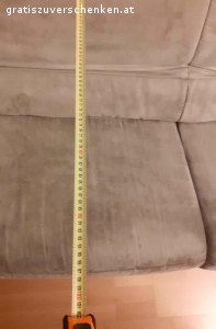 Leicht abholbare, sehr bequeme pastellgrüne Couch. Sehr bequeme Eckcouch / Wohnlandschaft in pastell/ lindgrün.
Das Material ist angenehm warm und resistent.
Es gibt ein paar Flecken, die mit gründlicher Reinigung weggehen müssten, ansonsten kann man die Couch abdecken.

Die Couch kann man in 2 Teile zerlegen. Sie befindet sich im Erdgeschoss mit Parkmöglichkeit, so dass nur ein Tragen von 10 Metern notwendig ist.

Tierfreier Nichtraucherhaushalt.

Abholung ist im 21. Bezirk, Nordrandsiedlung (nahe U1 Station Leopoldau)