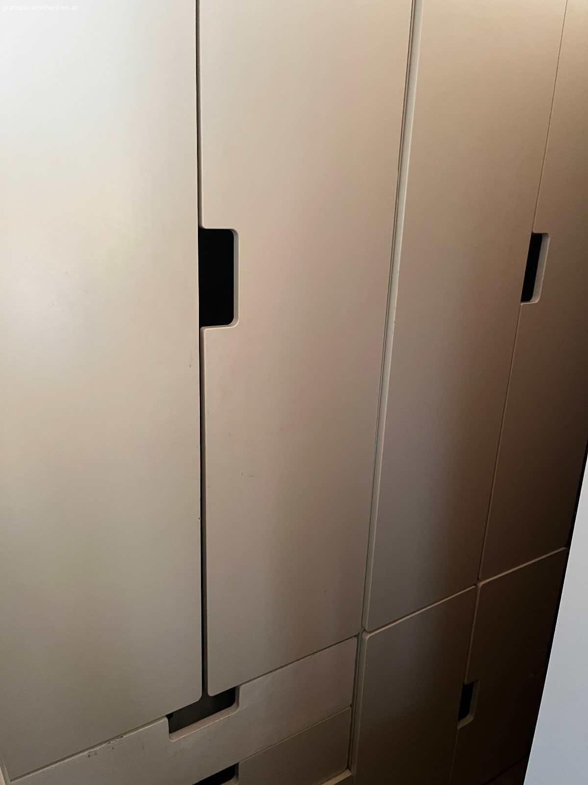 Möbel zu verschenken. Bauen um und verschenken Möbel! Dann natürlich ohne Kleider drinnen;)

Selbstabholung!!! Bitte auch selbst abbauen auch im Fall;)

Entweder heute Nachmittag 16 bis 20h oder morgen zwischen 8 und 14h in Arzl holen,  oder einfach ab 9.12. vorm Haus mitnehmen was noch da ist!
Arzlerstrasse 138g (bei grau weißem Haus 136 steile Straße ganz hinunter)
Viel Spaß!