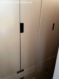 Möbel zu verschenken. Bauen um und verschenken Möbel! Dann natürlich ohne Kleider drinnen;)

Selbstabholung!!! Bitte auch selbst abbauen auch im Fall;)

Entweder heute Nachmittag 16 bis 20h oder morgen zwischen 8 und 14h in Arzl holen,  oder einfach ab 9.12. vorm Haus mitnehmen was noch da ist!
Arzlerstrasse 138g (bei grau weißem Haus 136 steile Straße ganz hinunter)
Viel Spaß!