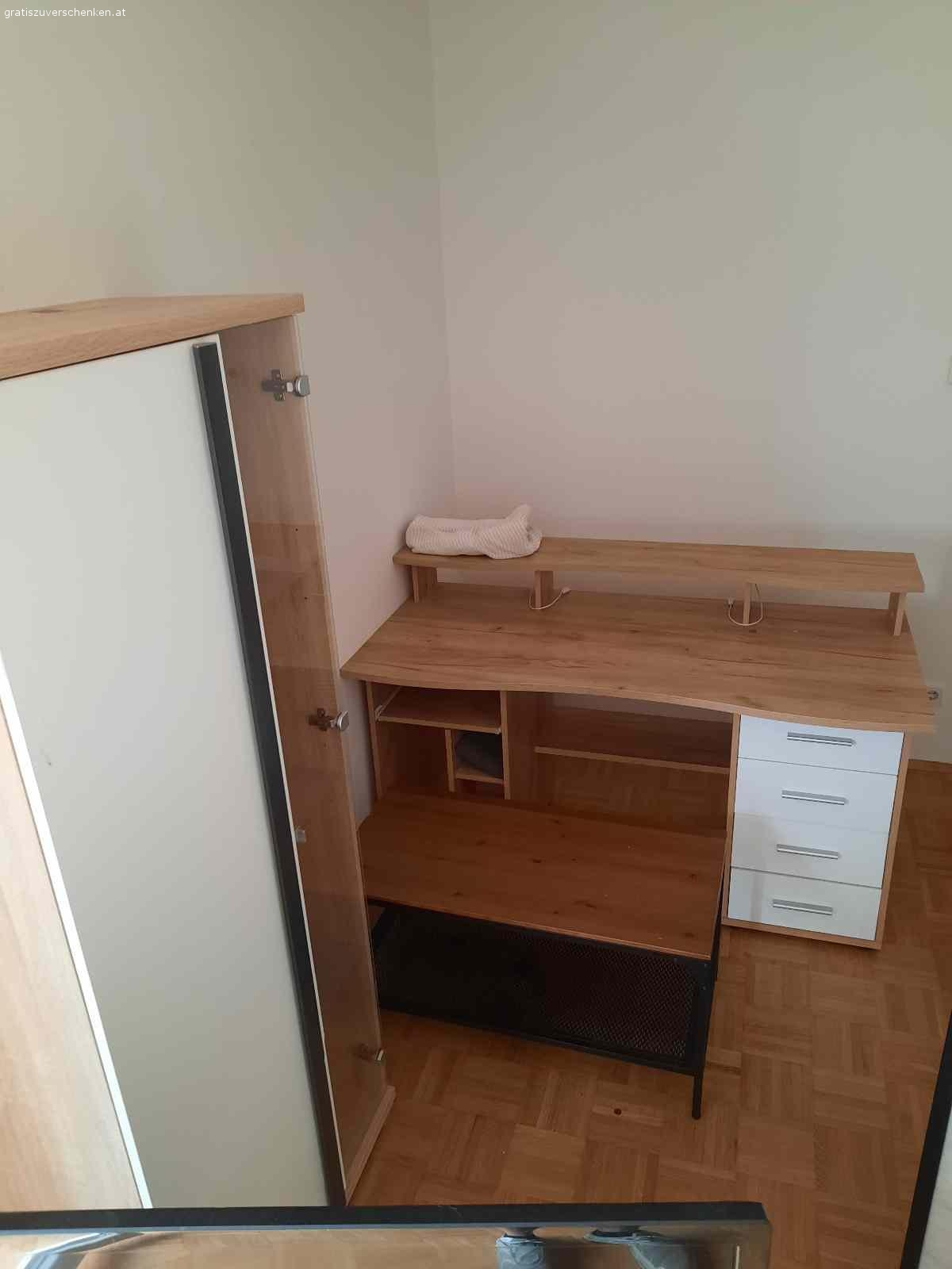 Möbel zu verschenken. Couchtisch, Schreibtisch, Vitrine, Couch, Fernsehtisch und Trennwand zu verschenken