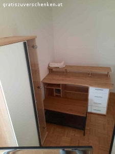 Möbel zu verschenken. Couchtisch, Schreibtisch, Vitrine, Couch, Fernsehtisch und Trennwand zu verschenken