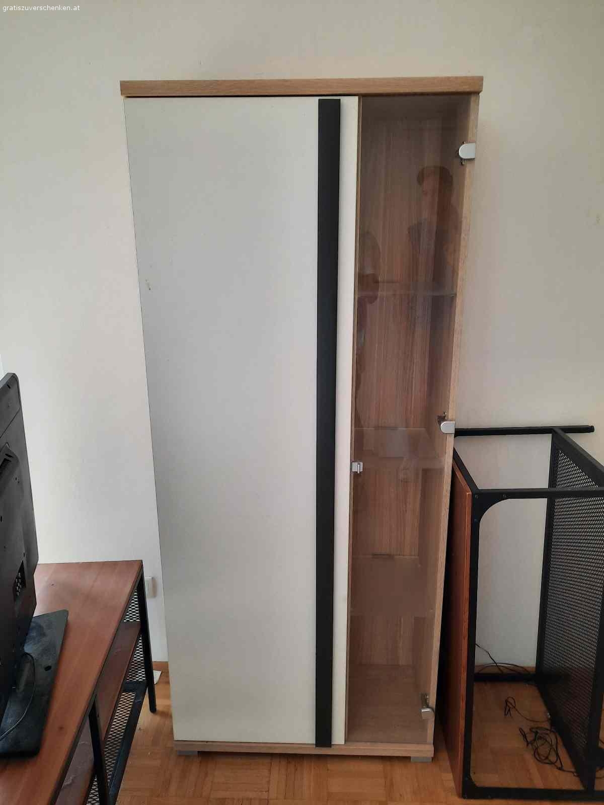 Möbel zu verschenken. Couchtisch, Schreibtisch, Vitrine, Couch, Fernsehtisch und Trennwand zu verschenken