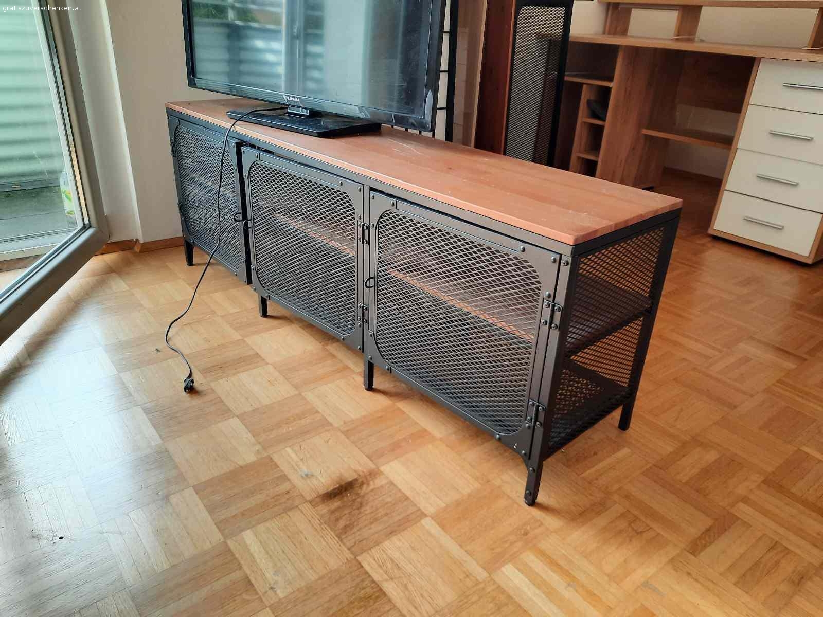 Möbel zu verschenken. Couchtisch, Schreibtisch, Vitrine, Couch, Fernsehtisch und Trennwand zu verschenken