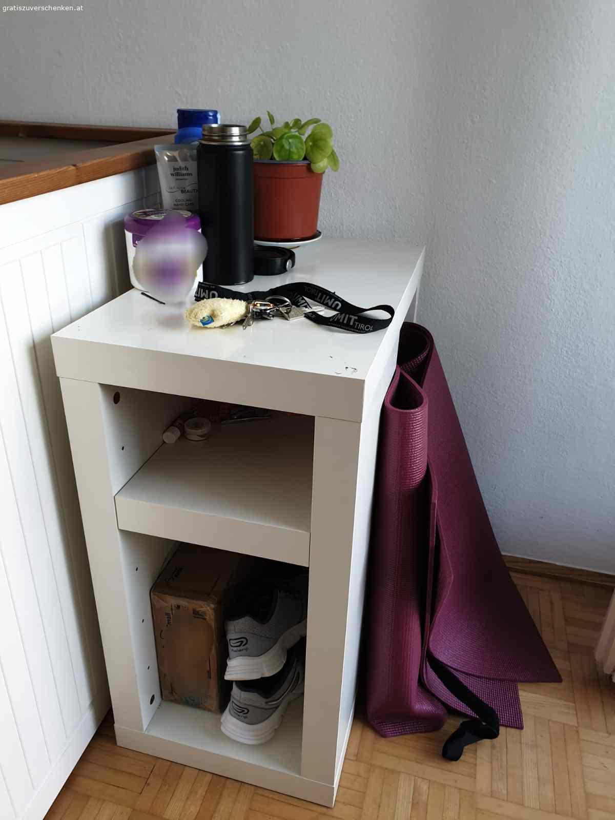 Multi-purpose Regal. Multi-purpose (nachttisch) Regal zu verschenken :) Selbsabholung.