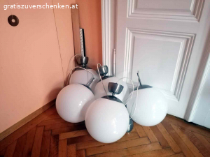 Pendelleuchte Glaskugel weiß (5 Stück). 5 Pendelleuchten in sehr gutem Zustand
ca 28 cm Durchmesser
mit Aufhängung und Deckenbaldachin (Metall, silberfarben)