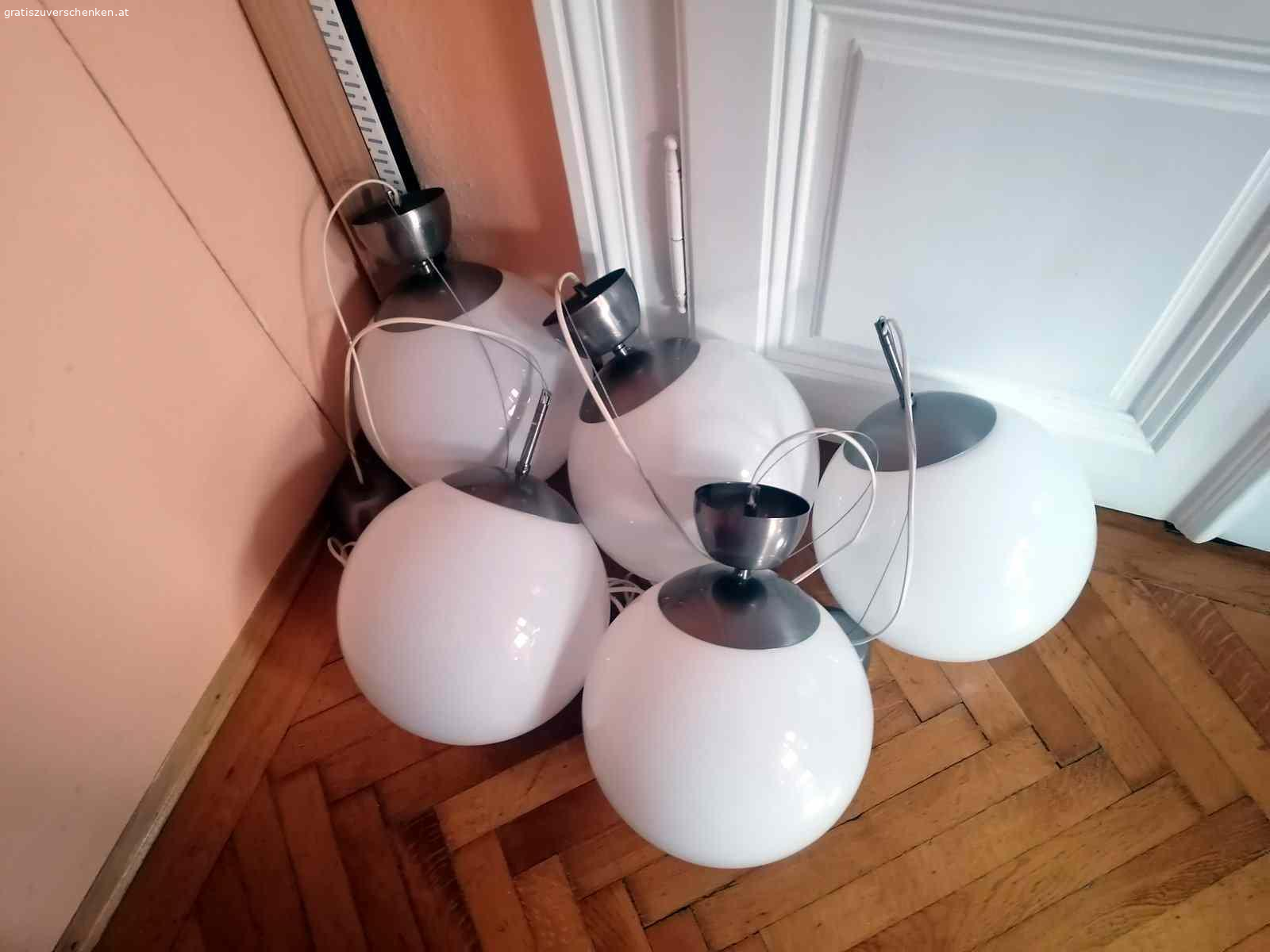 Pendelleuchte Glaskugel weiß (5 Stück). 5 Pendelleuchten in sehr gutem Zustand
ca 28 cm Durchmesser
mit Aufhängung und Deckenbaldachin (Metall, silberfarben)