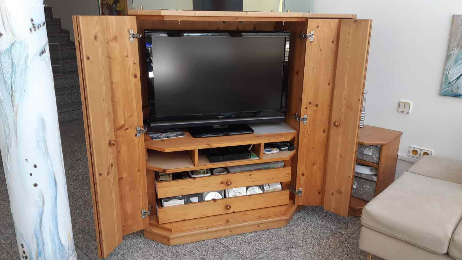 Raumteiler Schrank. G R A T I S.                           A B Z U G E B E N
Wohnzimmerschrank als Raumteiler und schräg gestellt. In Fichte massiv. Mit Gebrauchsspuren und technischen Anpassungen. Innenbreite für Fernseher max. 100 cm, Nutzbare TV Masze ca. b/h/t: ca. 93/ 68/55 cm.
Stellmaß ca. ab Wand 160 cm, bei geöffneter Türe 190 cm. Wandanschluß Breite 85 cm, Gesamtbreite (bzw. Tiefe) ca. 140 cm. Gesamthöhe ca. 135 cm. Ausstattung lt. Fotos, jedoch ohne Dekoration und ohne technischer Geräte.

Nur zur Selbstabholung  gegen Terminvereinbarung.