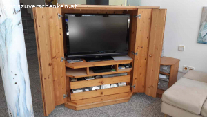 Raumteiler Schrank. G R A T I S.                           A B Z U G E B E N
Wohnzimmerschrank als Raumteiler und schräg gestellt. In Fichte massiv. Mit Gebrauchsspuren und technischen Anpassungen. Innenbreite für Fernseher max. 100 cm, Nutzbare TV Masze ca. b/h/t: ca. 93/ 68/55 cm.
Stellmaß ca. ab Wand 160 cm, bei geöffneter Türe 190 cm. Wandanschluß Breite 85 cm, Gesamtbreite (bzw. Tiefe) ca. 140 cm. Gesamthöhe ca. 135 cm. Ausstattung lt. Fotos, jedoch ohne Dekoration und ohne technischer Geräte.

Nur zur Selbstabholung  gegen Terminvereinbarung.
