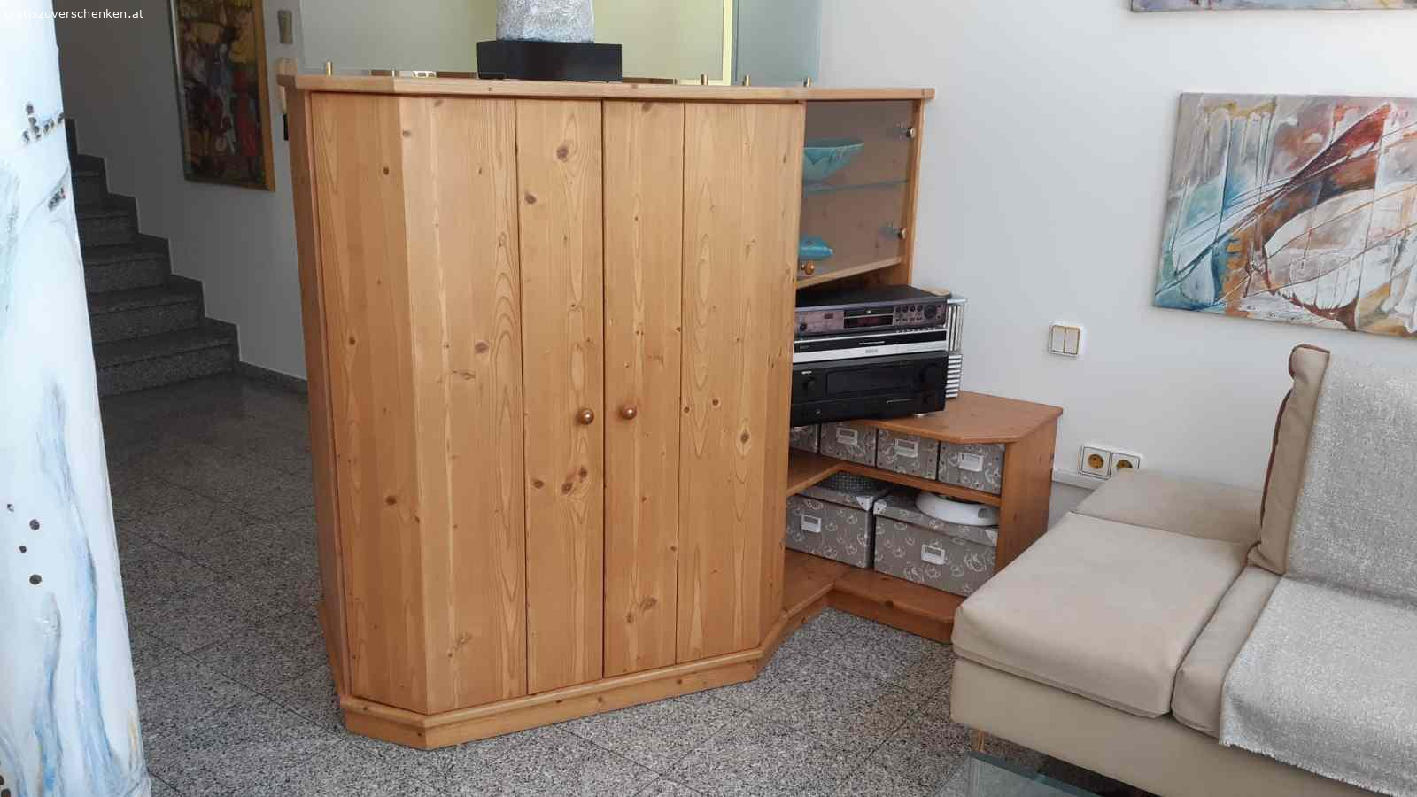 Raumteiler Schrank. G R A T I S.                           A B Z U G E B E N
Wohnzimmerschrank als Raumteiler und schräg gestellt. In Fichte massiv. Mit Gebrauchsspuren und technischen Anpassungen. Innenbreite für Fernseher max. 100 cm, Nutzbare TV Masze ca. b/h/t: ca. 93/ 68/55 cm.
Stellmaß ca. ab Wand 160 cm, bei geöffneter Türe 190 cm. Wandanschluß Breite 85 cm, Gesamtbreite (bzw. Tiefe) ca. 140 cm. Gesamthöhe ca. 135 cm. Ausstattung lt. Fotos, jedoch ohne Dekoration und ohne technischer Geräte.

Nur zur Selbstabholung  gegen Terminvereinbarung.