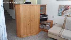 Raumteiler Schrank. G R A T I S.                           A B Z U G E B E N
Wohnzimmerschrank als Raumteiler und schräg gestellt. In Fichte massiv. Mit Gebrauchsspuren und technischen Anpassungen. Innenbreite für Fernseher max. 100 cm, Nutzbare TV Masze ca. b/h/t: ca. 93/ 68/55 cm.
Stellmaß ca. ab Wand 160 cm, bei geöffneter Türe 190 cm. Wandanschluß Breite 85 cm, Gesamtbreite (bzw. Tiefe) ca. 140 cm. Gesamthöhe ca. 135 cm. Ausstattung lt. Fotos, jedoch ohne Dekoration und ohne technischer Geräte.

Nur zur Selbstabholung  gegen Terminvereinbarung.