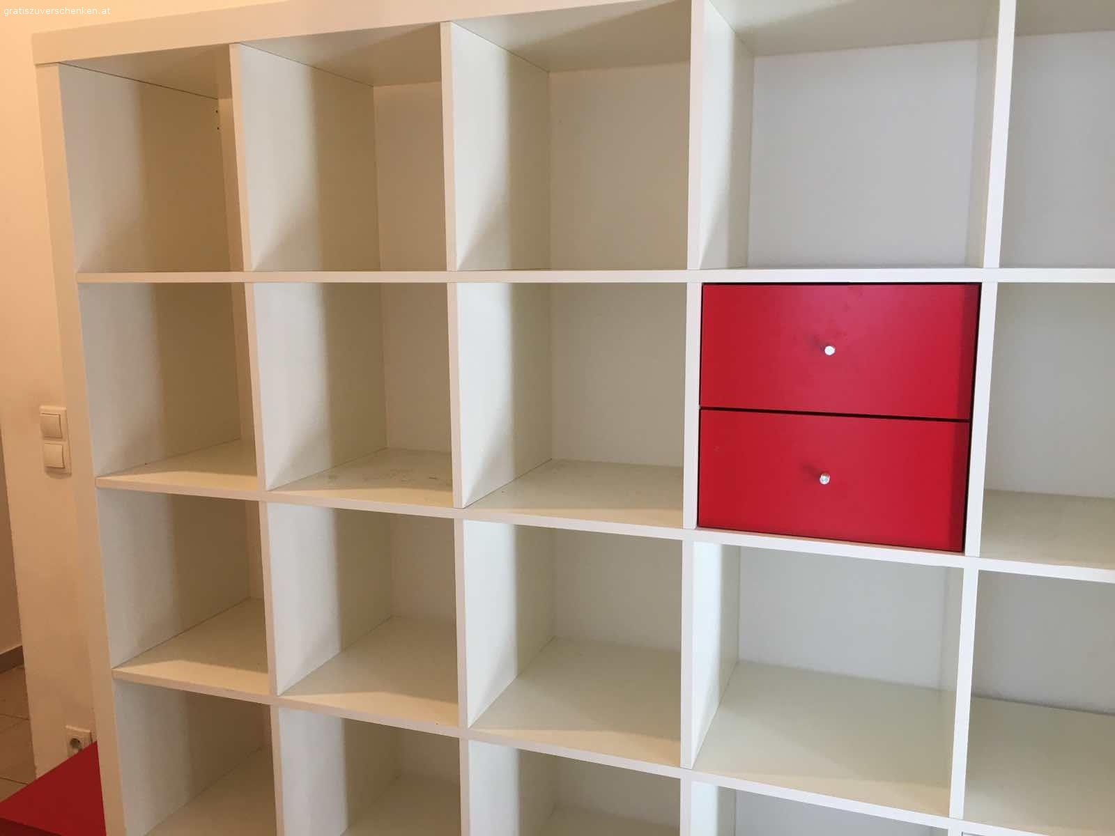Regal. Ikea Kellax Regal groß (ca 2,5 x 2,5m) 
Sehr guter Zustand 
Weiß mit roten Einsätzten (Laden)