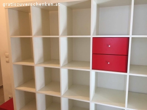 Regal. Ikea Kellax Regal groß (ca 2,5 x 2,5m) 
Sehr guter Zustand 
Weiß mit roten Einsätzten (Laden)