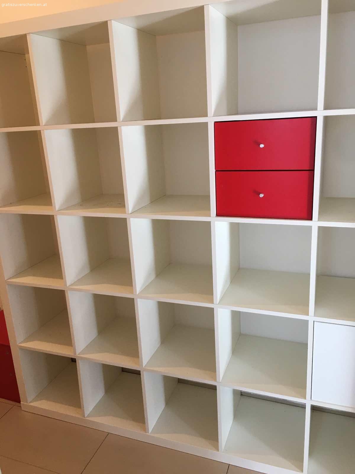 Regal. Ikea Kellax Regal groß (ca 2,5 x 2,5m) 
Sehr guter Zustand 
Weiß mit roten Einsätzten (Laden)