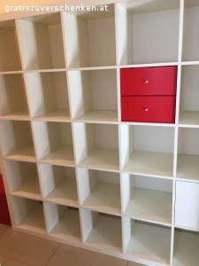 Regal. Ikea Kellax Regal groß (ca 2,5 x 2,5m) 
Sehr guter Zustand 
Weiß mit roten Einsätzten (Laden)
