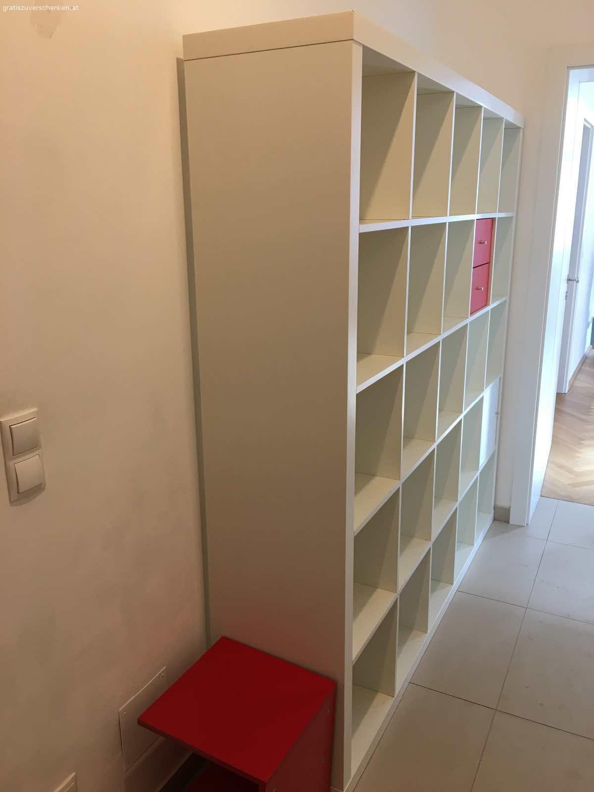 Regal. Ikea Kellax Regal groß (ca 2,5 x 2,5m) 
Sehr guter Zustand 
Weiß mit roten Einsätzten (Laden)