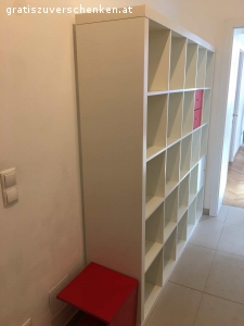 Regal. Ikea Kellax Regal groß (ca 2,5 x 2,5m) 
Sehr guter Zustand 
Weiß mit roten Einsätzten (Laden)