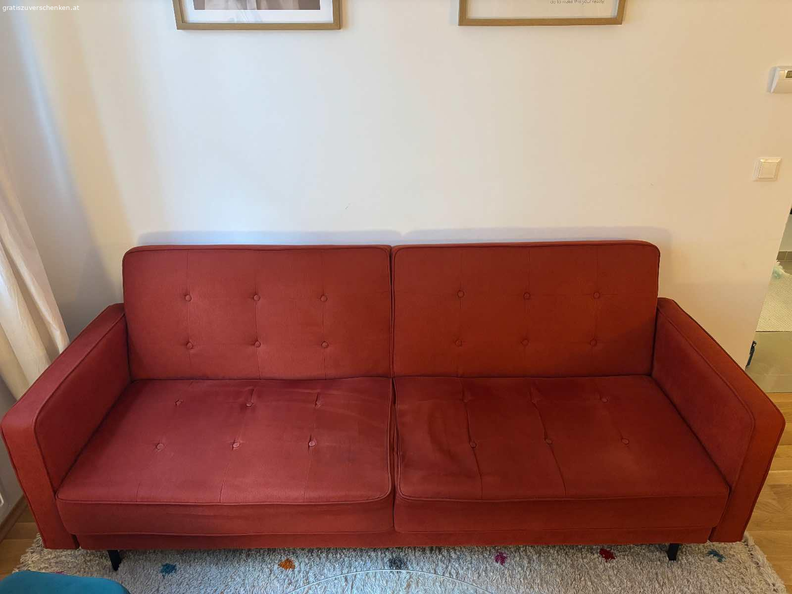 Rostrote Couch mit Schlaffunktion. Maße ca 210x75cm
Rückenlehne umklappbar, dann hat man eine Liegefläche von ca 210x140cm
ein kleiner Teil des Sitzpolsters ist abgesunken, jedoch trotzdem voll funktionsfähig. (siehe 2. Foto)
Marke made
nur Selbstabholung