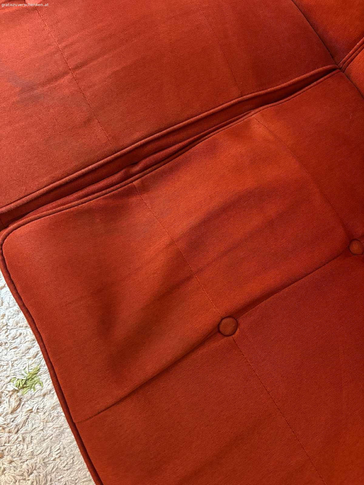 Rostrote Couch mit Schlaffunktion. Maße ca 210x75cm
Rückenlehne umklappbar, dann hat man eine Liegefläche von ca 210x140cm
ein kleiner Teil des Sitzpolsters ist abgesunken, jedoch trotzdem voll funktionsfähig. (siehe 2. Foto)
Marke made
nur Selbstabholung