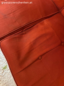 Rostrote Couch mit Schlaffunktion. Maße ca 210x75cm
Rückenlehne umklappbar, dann hat man eine Liegefläche von ca 210x140cm
ein kleiner Teil des Sitzpolsters ist abgesunken, jedoch trotzdem voll funktionsfähig. (siehe 2. Foto)
Marke made
nur Selbstabholung