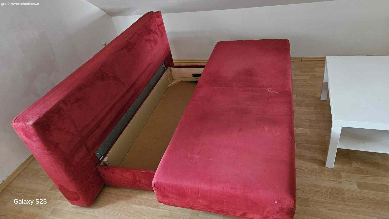 rote Couch mit Bettfunktion +  Kommode zu verschenken. auf Grund einer Übersiedlung ist eine Couch mit Bettfunktion zu verschenken