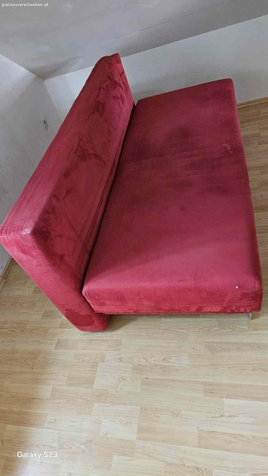 rote Couch mit Bettfunktion +  Kommode zu verschenken. auf Grund einer Übersiedlung ist eine Couch mit Bettfunktion zu verschenken