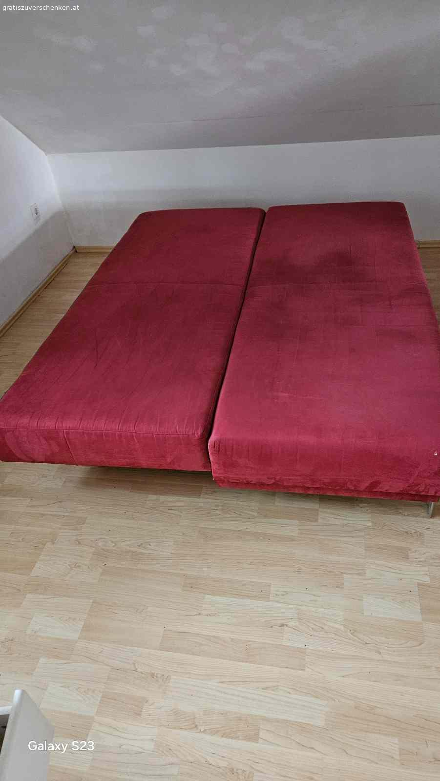 rote Couch mit Bettfunktion +  Kommode zu verschenken. auf Grund einer Übersiedlung ist eine Couch mit Bettfunktion zu verschenken