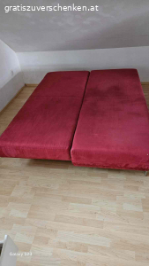 rote Couch mit Bettfunktion +  Kommode zu verschenken. auf Grund einer Übersiedlung ist eine Couch mit Bettfunktion zu verschenken