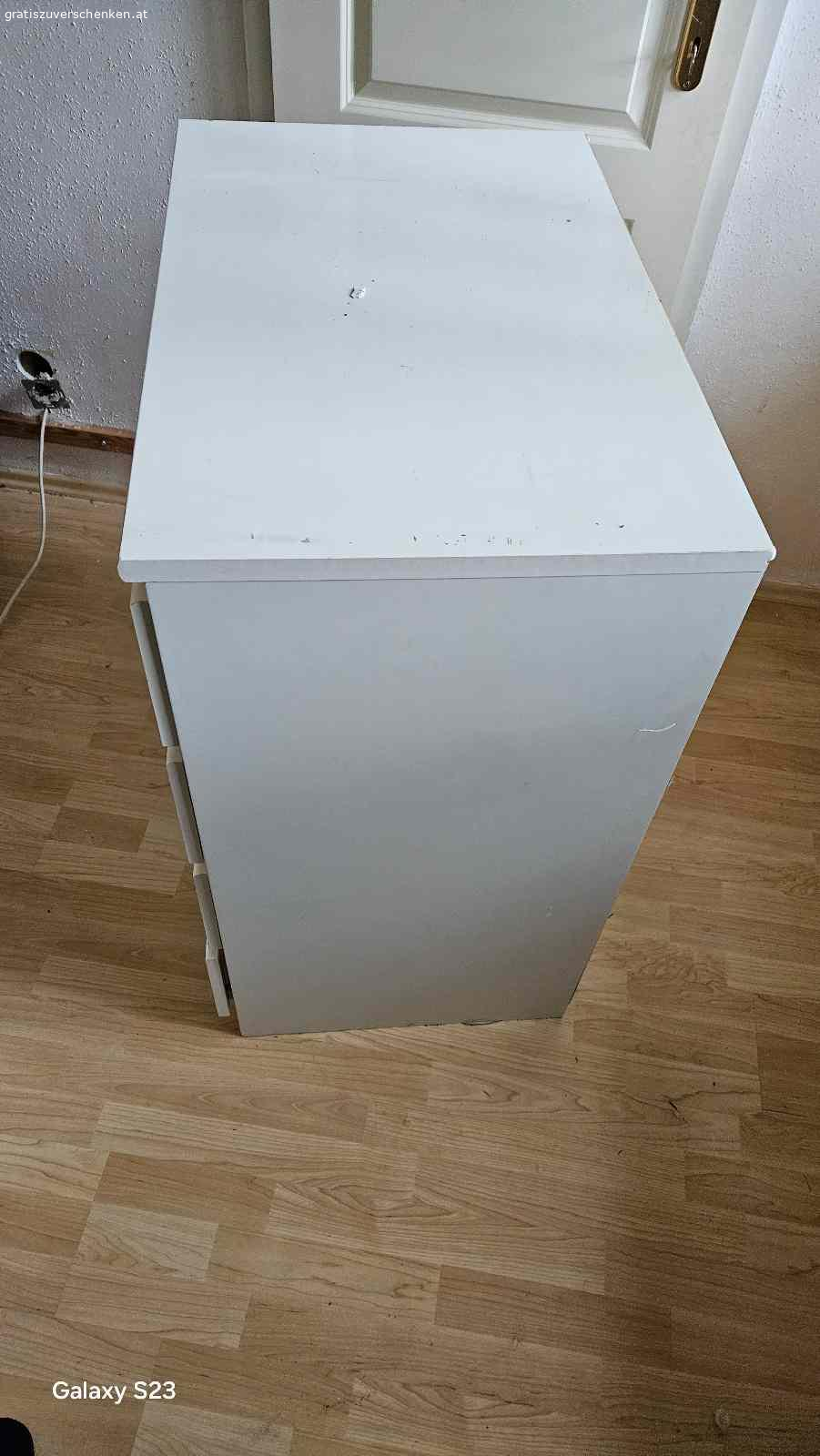 rote Couch mit Bettfunktion +  Kommode zu verschenken. auf Grund einer Übersiedlung ist eine Couch mit Bettfunktion zu verschenken