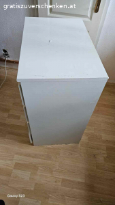 rote Couch mit Bettfunktion +  Kommode zu verschenken. auf Grund einer Übersiedlung ist eine Couch mit Bettfunktion zu verschenken