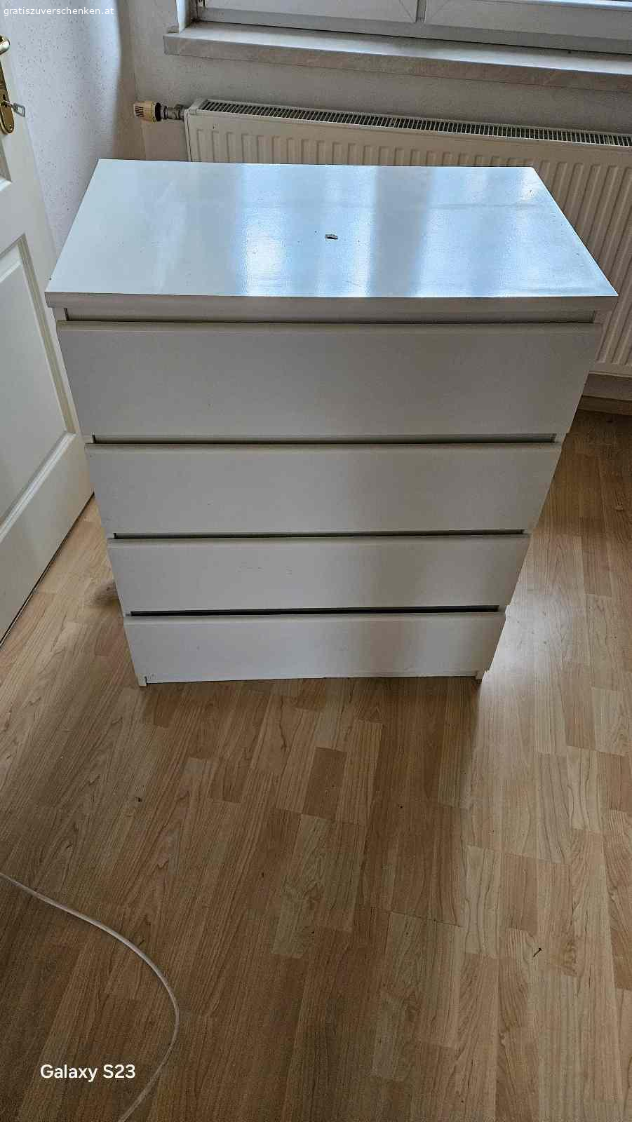 rote Couch mit Bettfunktion +  Kommode zu verschenken. auf Grund einer Übersiedlung ist eine Couch mit Bettfunktion zu verschenken