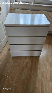 rote Couch mit Bettfunktion +  Kommode zu verschenken. auf Grund einer Übersiedlung ist eine Couch mit Bettfunktion zu verschenken