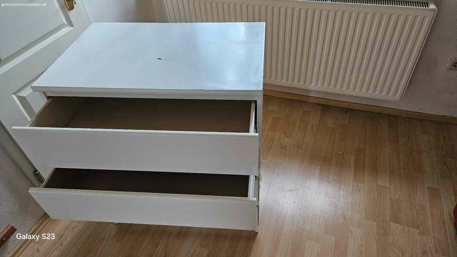 rote Couch mit Bettfunktion +  Kommode zu verschenken. auf Grund einer Übersiedlung ist eine Couch mit Bettfunktion zu verschenken