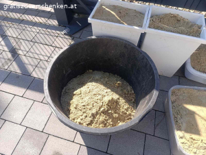 Sand zu verschenken. Verschenken unseren Sand aus der Sandkiste. Es ist leider kein reiner Spielsand mehr, sondern auch ein wenig gröberer Sand dabei.