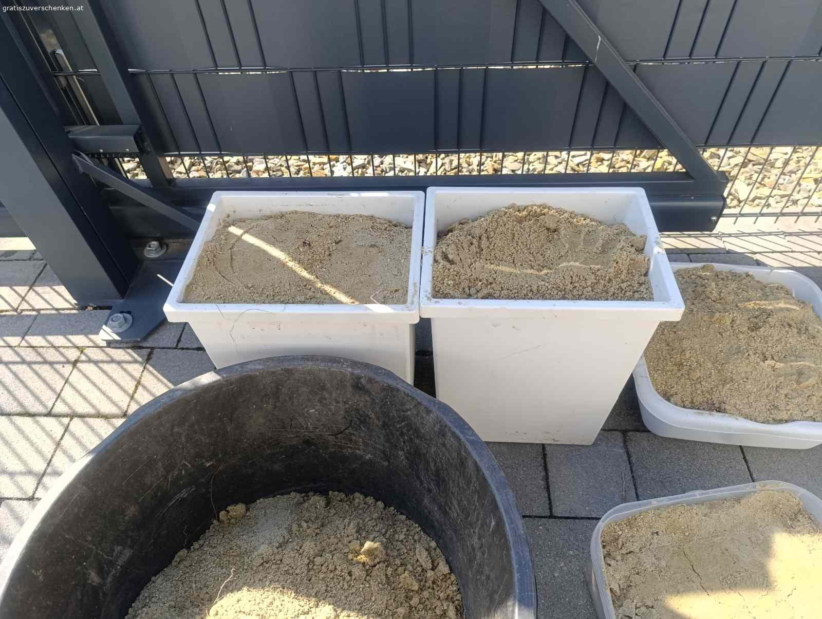 Sand zu verschenken. Verschenken unseren Sand aus der Sandkiste. Es ist leider kein reiner Spielsand mehr, sondern auch ein wenig gröberer Sand dabei.