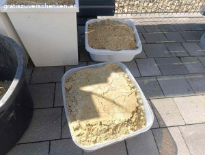 Sand zu verschenken. Verschenken unseren Sand aus der Sandkiste. Es ist leider kein reiner Spielsand mehr, sondern auch ein wenig gröberer Sand dabei.
